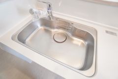 大きなお鍋も楽々洗える幅の広いシンクです＾＾ステンレスシンクなので簡単にお掃除できますよ。洗剤やスポンジもすっきりできる収納付き。