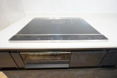 お手入れのしやすいIHクッキングヒーターです。3口コンロなので、効率よくお料理が楽しめます。毎日のお料理も楽しくなりますね＾＾