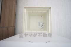 キッチンに床下収納があります。長期保存ができるもの、調理器具、防災グッズを入れておくのもいいですね。