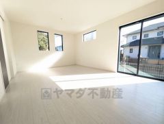 大きな掃き出し窓のあるリビングは、陽光あふれる明るい空間です。ゆったりと寛げる憩いの場となりそうです。