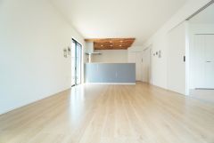 家族が集まる開放的なリビング。思い思いの時間を過ごしたり食事をしたり、素敵な団らんの場になりますね。