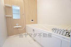 1日の疲れを癒すくつろぎのバスルーム。足を伸ばしてもゆったりと入れるサイズです。お子様と一緒にお風呂に入っても狭くないですね＾＾ 