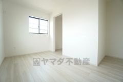 家具を選ばないナチュラルなフローリングとシンプルなクロスです＾＾