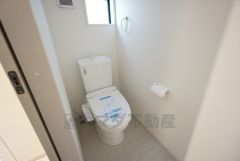 温水洗浄機付トイレです。節水機能もあるので、安心して使えますね。もちろん、1階2階の2ヶ所にトイレがあるので、忙しい朝にもゆとりができますね。