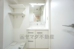 三面鏡裏収納付き洗面化粧台です＾＾ 歯磨きセットやスキンケア用品などの収納に便利ですね。