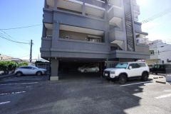 敷地内駐車場。