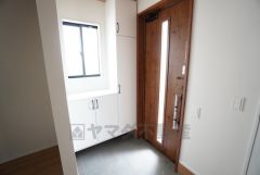 ご家族の靴をスッキリと片付けられるシューズボックス付きの玄関です＾＾スッキリと片付いた玄関は気持ちがいいです。