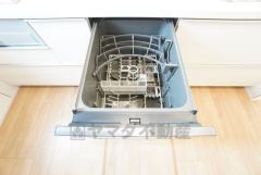 家事の時間が短縮できる食器洗浄乾燥機付。後片付けもラクラクです。