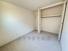 白を基調とした開放感あふれるルームデザインです＾＾広めのクローゼット付き。毎日のコーディネートが楽しくなりそうですね＾＾ 