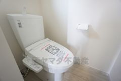1階2階の2ヶ所にトイレがありますので、忙しい朝にも家族に気を使わず、ゆとりが生まれますね＾＾ 小窓付きで換気する時に便利です＾＾