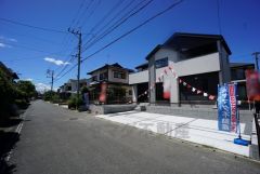 前面道路は南側約6.1ｍの公道に面しています。前面道路は南側約6.1ｍの公道に面しています。マックスバリュ筑紫駅前店(車2分/500ｍ)、サニー光が丘店(車5分/2.4ｋｍ)。