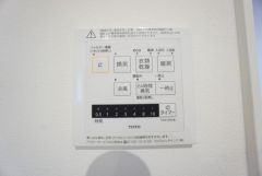雨の日の洗濯も安心できる浴室暖房乾燥機付き浴室。リモコンで操作もボタン1つで簡単。