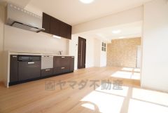 窓から光が差し込む明るいダイニング＾＾