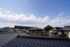 目の前に日差しを遮る建物がないので、日当たり＆風通し良好です＾＾心地よい自然の光や風を感じることができ、ほどよく開放感のある空間がつくれます。