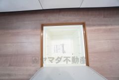 キッチンに床下収納があります。長期保存ができるもの、調理器具、防災グッズを入れておくのもいいですね。