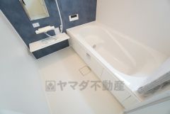 1日の疲れを癒すくつろぎのバスルーム。足を伸ばしてもゆったりと入れるサイズです。お子様と一緒にお風呂に入っても狭くないですね＾＾