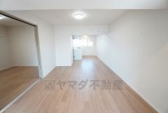 窓から光が差し込む明るいダイニングです＾＾