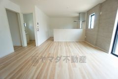 リビングは広々とした設計で、家族が集い、寛ぐ暮らしの空間を演出しています。将来にわたって住みやすくプランニングを重ねて設計された間取で日々の生活をしやすい導線を考えた居住空間を創り上げております＾＾