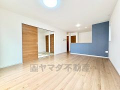 家族が集まる開放的なリビング。思い思いの時間を過ごしたり、家族みんなで食事をしたり、素敵な団らんの場になりますね。