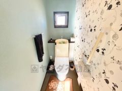1階2階の2ヶ所にトイレがありますので、忙しい朝にも家族に気を使わず、ゆとりが生まれますね＾＾ 小窓付きで換気する時に便利です＾＾ 