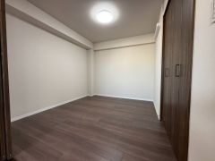 リビング横洋室。家具を選ばないナチュラルなフローリングとシンプルなクロスです＾＾建具を開けたままリビングとの一体利用も可能です＾＾ 