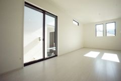 大きな掃き出し窓のあるリビングは、陽光あふれる明るい空間です。ゆったりと寛げる憩いの場となりそうです。