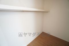 洋室にはハンガーパイプ付きのウォークインクローゼットが設けられています。たっぷり収納できるので衣替えの心配もいりませんね＾＾