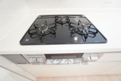 3種類の料理が同時に調理できる、3口ガスコンロ。忙しい夕食の支度時間が短縮できて効率よくお料理が楽しめます。