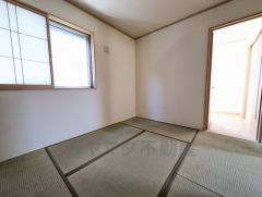 リビング隣には、ホッとできる和室を用意。客間としてはもちろん、お子様のお昼寝スペースや書斎としても活躍してくれそうです＾＾