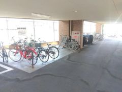 敷地内に駐輪場があり、自転車の利用がしやすい環境です。普段の通勤・通学や日々のお買い物にも便利ですね＾＾