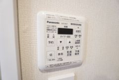 雨の日の洗濯も安心できる浴室暖房乾燥機付き浴室。リモコンで操作もボタン1つで簡単。