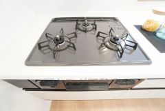 3種類の料理が同時に調理できる、3口ガスコンロ。忙しい夕食の支度時間が短縮できて効率よくお料理が楽しめます。 