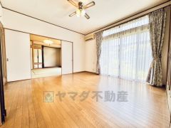 大きな窓のあるリビングは陽光あふれる明るい空間です。居心地良く、ご家族皆がゆったり寛げる憩いの空間となりそうです。
