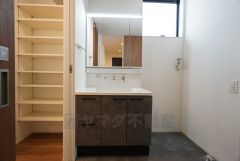 三面鏡裏収納付き洗面化粧台です＾＾