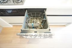 炊事時間を大幅に短縮できる食器洗浄乾燥機付き＾＾食器を洗う手間が減るので家族とのコミュニケーションの時間や自分の時間が増えますね。