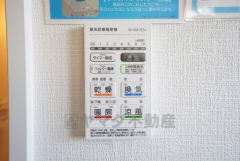 浴室暖房乾燥機には、暖房、乾燥、涼風、換気の4つの機能が付いています。タイマー付きです。換気・雨の日の洗濯も安心です＾＾