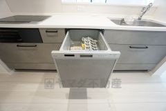 炊事時間を大幅に短縮できる食器洗浄乾燥機付き＾＾食器を洗う手間が減るので家族とのコミュニケーションの時間や自分の時間が増えますね。