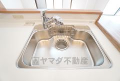 大きなお鍋も楽々洗える幅の広いシンクです＾＾ステンレスシンクなので簡単にお掃除できますよ。洗剤やスポンジもすっきりできる収納付き。