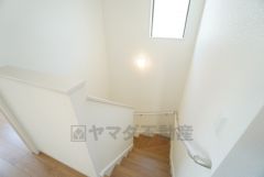 お子様も高齢の方も安心して上り下りができる手摺がついた安心設計です。 階段には小窓を配置しました。日中でも暗くなりがちな階段下が明るくなり安全ですね。