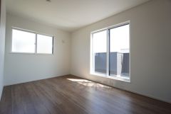 8.25帖。主寝室としてお使いいただけそうなこちらのお部屋は、日当たりが良く、爽やかな風を感じて起きる朝は、快適生活の始まりに。