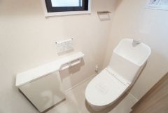 壁リモコンタイプのウォシュレット付きトイレです。すっきりした見た目で、トイレ奥の掃除もしやすいです＾＾