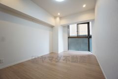 7.9帖の洋室です。家具を選ばないナチュラルなフローリングとシンプルなクロスです＾＾