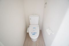 清潔感のある使い勝手の良いトイレで、毎日気持ちよくお使いいただけます。温水洗浄便座付きで、季節を問わず快適にご利用いただけます＾＾
