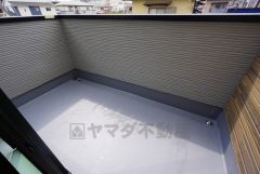 陽当たりの良いバルコニーです。お洗濯やお布団干しはもちろん、日光浴スペースにも。足元は防水工事施工済です。
