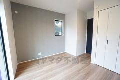 アクセントクロスがお洒落な約5.2帖の洋室。 全居室フローリング＆収納スペース付きです＾＾