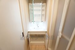 洗面台、洗濯機置き場、バスルームが連なっている、生活導線の考えられた作りになっています。