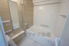 1日の疲れを癒すくつろぎのバスルーム。足を伸ばしてもゆったりと入れるサイズです。雨の日のお洗濯にも嬉しい浴室乾燥付き＾＾