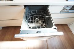 炊事時間を大幅に短縮できる食器洗浄乾燥機付き＾＾食器を洗う手間が減るので家族とのコミュニケーションの時間や自分の時間が増えますね。