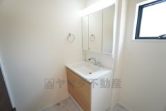 三面鏡つき洗面台。収納も一体型になっているので、ドライヤーやヘアアイロンの置き場に困りませんね＾＾