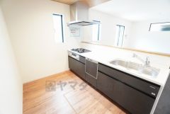 対面式キッチンなのでリビングにいるご家族とコミュニケーションを取りながら洗い物や、お料理が楽しめそうですね＾＾